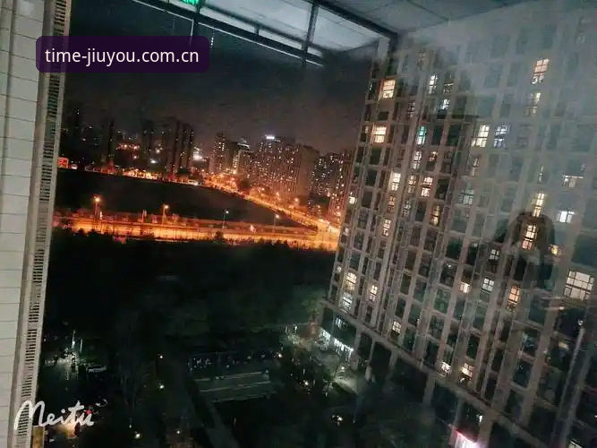 凌晨两点十七分，我在上海虹桥某酒店的走廊里，碰见了拖着行李箱正在找充电口的周婷。她是从深圳飞过来的，手机屏幕上还亮着shikongxing时空行赛事数据界面。“今晚有场凌晨三点的欧冠资格赛，我想在进场前把两队的近期交锋数据再核对一遍。”她一边说着，一边用拇指快速划过屏幕，那股专注劲儿，完全不像是来看球的，倒像个在盘库的会计。她抬头看我一眼，笑了笑：“你们做记者的，是不是也习惯在赛前把数据板上所有的数字都吞进肚子里？”我还没来得及回答，她已经把手机屏翻转过来——那是一张可以横向拖拽的实时赔率变动图，橙色和蓝色的线条在一个坐标轴里上下撕咬。